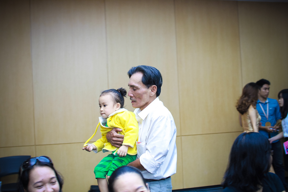 Nghệ sĩ Thương Tín bất ngờ khoe vợ và con gái 2 tuổi - Ảnh 1